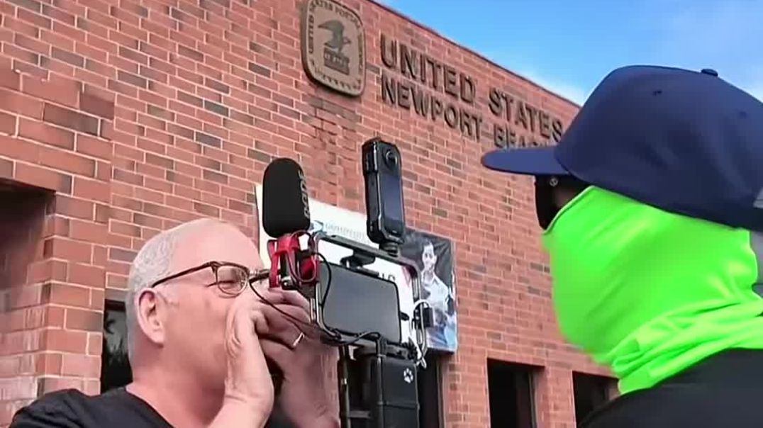⁣HE GOT WAY TOO CLOSE! 😳🇺🇸 | First Amendment Auditor Stands His Ground
